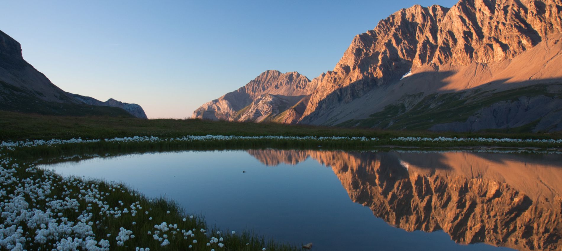 Bergsee mit Bergkammspiegelung